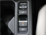 電子制御パーキングブレーキ搭載で指一本で簡単に操作することができます。さらに停車中に、ブレーキペダルを踏み続けなくても、自動的にブレーキを保持する機能である、オートマチックブレーキホールド付きです。