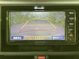 駐車時の安全性を高めるバックモニター。ガイドライン表示で、狭い場所でも安心して駐車できます。後方の状況をしっかり確認しましょう。