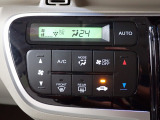 運転席からも手が届きやすく、操作しやすい空調コントロールパネル。オートエアコンなので操作の煩わしさが無くオールシーズン快適にドライブできます。快適空間で運転に集中できますね。