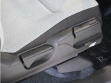 【ハイトアジャスター】レバーの上下操作だけで、座面を運転しやすい高さへ簡単に調節できます。