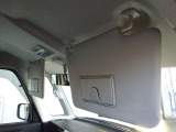 【バニティミラー】日差しを遮るだけでなく、停車中の身だしなみチェックにも便利です。出かけ前の髪型やメイクの確認など、日常の場面で活躍します。
