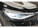 【IQ.LIGHT】対向車や前走行車を認識し、マトリックスモジュールに搭載されたLEDを個別に制御照射する先進のライティングテクノロジーを搭載。