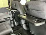 前席背面には格納式のテーブルも装備。食事やスマホ・タブレットでの動画視聴など様々な用途で活躍します。サイドにはちょっとした荷物がかけれる便利なコンビニフック付きです。