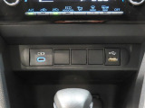 充電用USB-C端子・通信用USB-A端子装備。