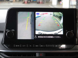 【アラウンドビューモニター】上空から見下ろしているかのような映像を映し出して、スムースな駐車をアシストします。