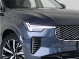 ひときわ印象的なT字型のLEDヘッドライトは、新世代のボルボを象徴するユニークなアイコンとなっています。LEDデイタイム・ランニング・ライトやポジションライト、ウインカーの役割も果たします。