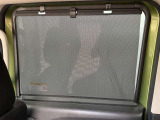 日差しをシャットアウトするロールサンシェードが付いてます。