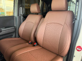 足元もゆったりで長時間の運転も疲れにくいフロントシートです。