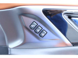 運転席の電動パワーシートはメモリー機能付きです。予め登録してあるシートポジションにボタン一つで楽々調整!2人で使われる場合はもちろん、1人でも車から乗り降り時にシートを下げることによって楽になります!