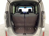 開口部も広く荷物の積み下ろしもしやすいお車となっております。シートの背もたれは5:5の割合で背もたれを可倒でき、前後のシートスライドもできるので荷室をひろげることができます。