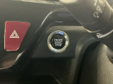 【ENGINE START/STOP】スマートキーをポケットやバッグに入れたままで、キーを差し込むことなくボタンを押すだけでエンジンが始動します。