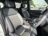 足元もゆったりで長時間の運転も疲れにくいフロントシートです。