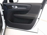 運転席ドアの全景です。キャビンを彩るすべてのものに、機能を形にした美しさが備わっています。