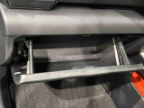 助手席前のグローブBOX等々すぐに出してしまえる便利な収納スペースが備わっています♪