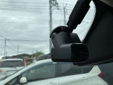 【ドライブレコーダー】走行中や駐車中の映像を高画質で記録し、事故やトラブル発生時の状況確認に役立つ安心装備。あおり運転対策や証拠保全にも有効で、日常のドライブをより安全にサポートします。