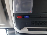 専用ボタンでコールセンターへ接続。状況に応じて緊急車両の要請やロードサービスの取次ぎを行います。重大事故の際は自動的にコールセンターにつながり、緊急車両やドクターヘリを要請します。(要申込)