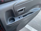 後席両サイドのサっと手が届くところにドリンクホルダーをご用意しております!
