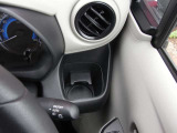 運転席右手前のカップホルダーです。助手席側にもございます。