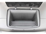 ボンネット内の収納スペースです。充電ケーブルなど収納できます。