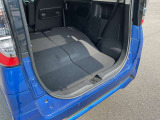 ラゲージスペースは後席を倒すとより広く使えます。長い物や荷物をたくさん載せる時に役立ちます。
