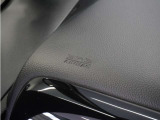 ◆助手席エアバッグ◆SRSエアバッグは、シートベルトだけでは防ぎきれない衝突時の衝撃から乗員を守るための安全装置。衝突時に瞬時に膨らみ、頭部や胸部がダッシュボードに直接衝突するのを防ぎます。