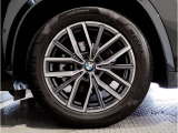 【BMWアロイホイル】軽量かつ強度に拘ったアロイホイル。走行性能ポテンシャルを引き出す設計。車の足元を引き締めてくれる大きなポイントはアロイホイルです。