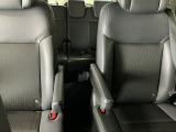 車外に出なくても運転席から3列目シートまで移動が可能です。子育てや荷物が多いときなど利便性が高いです