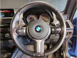 【ハンドル】ドライバーとBMW車の一体感がダイレクトに伝わるステアリングホイール。形状・太さへの拘りに加えて、操作性を高める為にスイッチ類も配置。クイックかつ安定のドライビングを体感下さい!