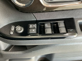 運転席のスイッチで全てのウィンドウの開閉操作を行うことができます。ロックボタンをONにしておくと、運転席以外のウィンドウは作動しないのでお子様を乗せているときなども安心ですね♪