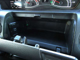 ■運転席アッパーボックス■よく使用する小物の収納に便利なスペースをご用意!ボックスティッシュがしっかり収まるくらいの広さで快適です♪