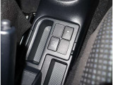 運転席操作スイッチです。扱いやすい位置にはミラーが付いておりますので、便利です。