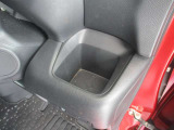 乗車中にホッと一息、ドリンクホルダーもありますよ!ドリンクだけでなく小物類も収納できますよ