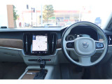 インストルメントパネルは僅かに運転席側へと傾けられているほか、余計なスイッチ類を可能な限り排し、運転に集中しやすい環境を造り出しています。