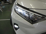精悍な3灯式LEDランプ+LEDクリアランスランプ+LEDデイライト(オートレベリング機能付)