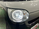 白く明るい光で夜間走行をサポートするLEDヘッドランプを搭載