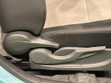 運転者の体格に合わせて運転席の座面の高さ調整ができるシートリフターが付いてます