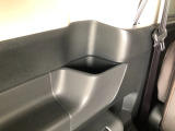 【後席用ドリンクホルダー】後部座席にもドリンクホルダーがついています!
