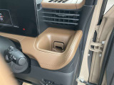 運転席側のドリンクホルダー。助手席にも、同様にドリンクホルダーが、ございます。