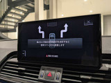 【パーキングアシスト】駐車可能なスペースを自動的に検知し、ドライバーに代わって駐車操作を行います。ドライバーは周囲の状況に注意をしながら指示を出すだけで、全ての駐車操作が自動的に完了します。