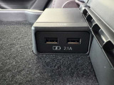 【2列目シートヒーター/USB充電口】後席用の吹き出し口が付いております!後席も快適にお過ごし頂けます。また足元にType-Cの充電口が2つございます。後席の方も充電が可能です♪
