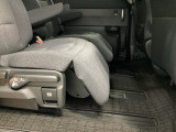 足をまっすぐ伸ばしてくつろげるオットマン。快適に過ごせます。