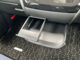 運転席のセンターにはドリンクホルダー装備!
