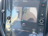【マルチテレインモニター】車のフロントやサイドのカメラ画像を同時にモニター表示することで、悪路や狭い道を走行時でも周囲の状況確認ができ安心!本格SUVにうれしい装備です♪