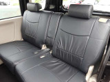 全席シートはクリーニング後に社外の新品、車種専用レザータイプカバーを装着済みで高級感や清潔感があります!!