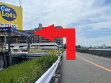 カーロッツ新大阪店までの経路ご案内です。176号線の大阪方面から京都方面に向かった経路です。トヨタの看板が見えますので信号を左折です。