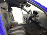 運転席は8WAYの電動パワーシートになっています。電動で前後のスライドやシートハイト、背もたれのリクライニングの調節ができ、微調整もききますのでお好みのシート位置に合わせることができます。