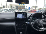 シンプルながら機能性あふれる運転席廻りです。視界性もよく、運転しやすいですよ。