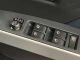 格納式リモコンドアミラーと、パワーウィンドウマスタースイッチです。車内の換気も運転席から簡単に行えます。