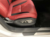 運転席パワーシートスイッチです。自分に合ったドライビングポジションに前後・上下に細かく移動させて設定できるので快適なドライブが出来ますよ!!