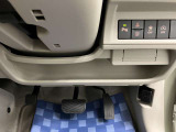 【運転席アンダートレー】タオル等置くのに便利